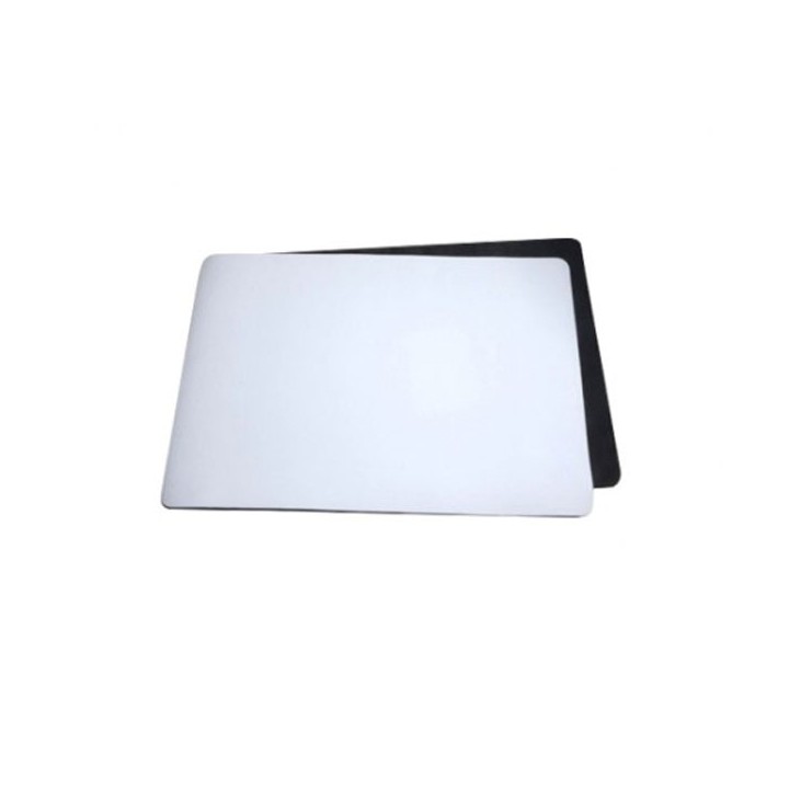 Bílé prostírání s potiskem